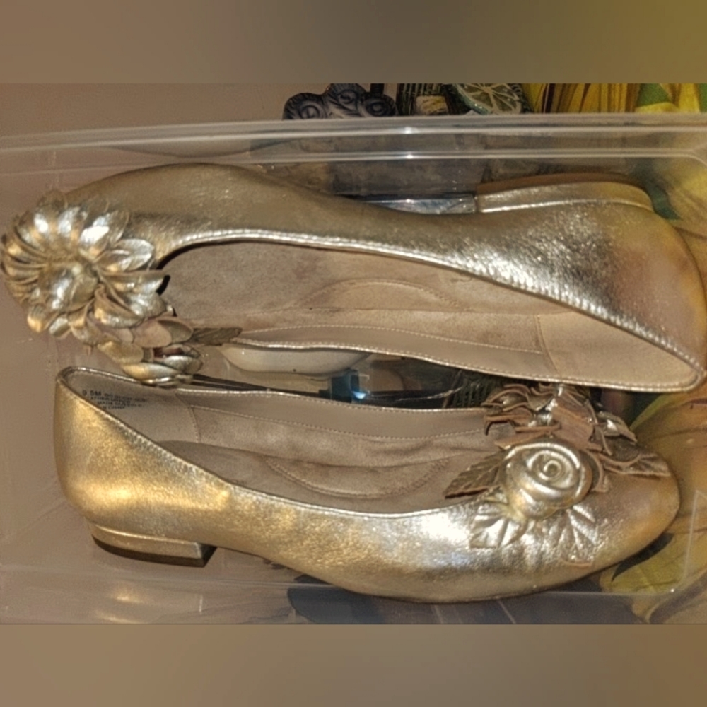 Women Leather Aerosoles EUC 9.5 in Gold
